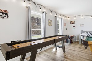 Game room - Smokin' Blue Villa 3 Bedroom Home (Gatlinburg)