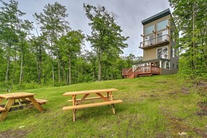 Outdoor dining - Tower Lake Vacation Home & Cabin (Birchwood)