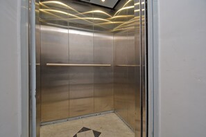 Elevator - Apartment by Luxe Group VA277 (Yerevan)