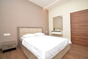 Apartamento, vistas a la ciudad | Cortinas opacas, tabla de planchar con plancha, wifi gratis