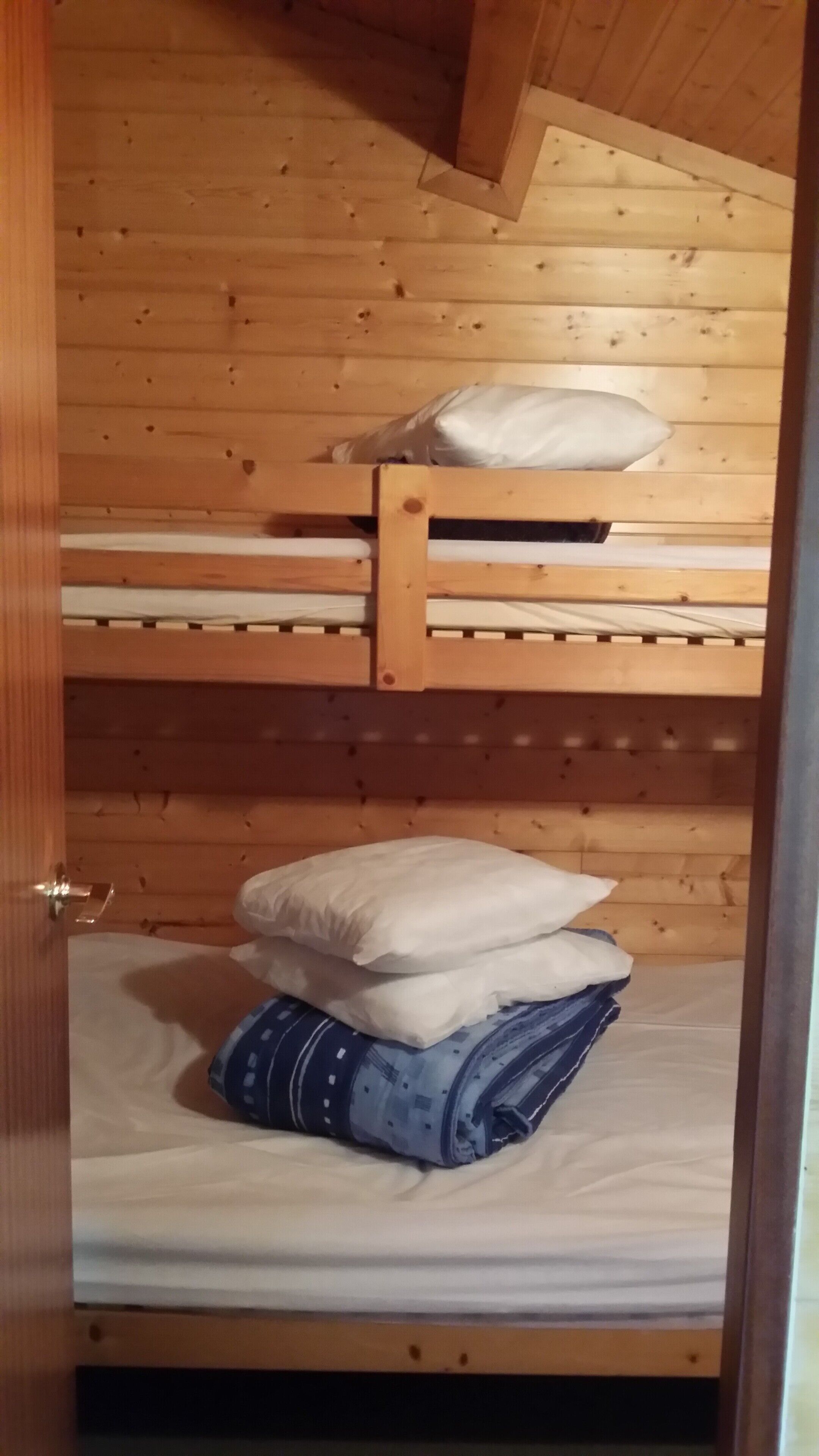 2 bedrooms, iron/ironing board, WiFi