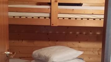 2 bedrooms, iron/ironing board, WiFi