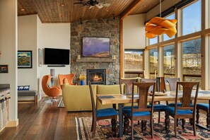 Dining - Eagles Wings is a gorgeous 3-bedroom property with incredible mountain views! (Pray)