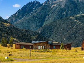 Exterior - Eagles Wings is a gorgeous 3-bedroom property with incredible mountain views! (Pray)