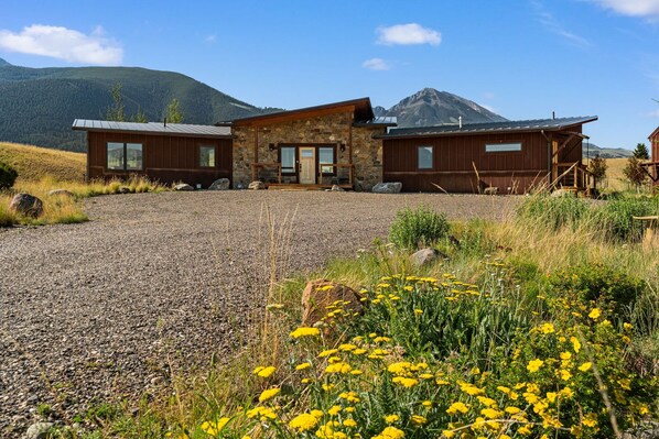 Exterior - Eagles Wings is a gorgeous 3-bedroom property with incredible mountain views! (Pray)