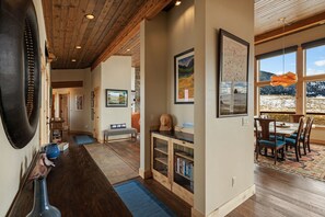 Interior - Eagles Wings is a gorgeous 3-bedroom property with incredible mountain views! (Pray)