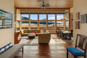 Smart TV, fireplace - Eagles Wings is a gorgeous 3-bedroom property with incredible mountain views! (Pray)