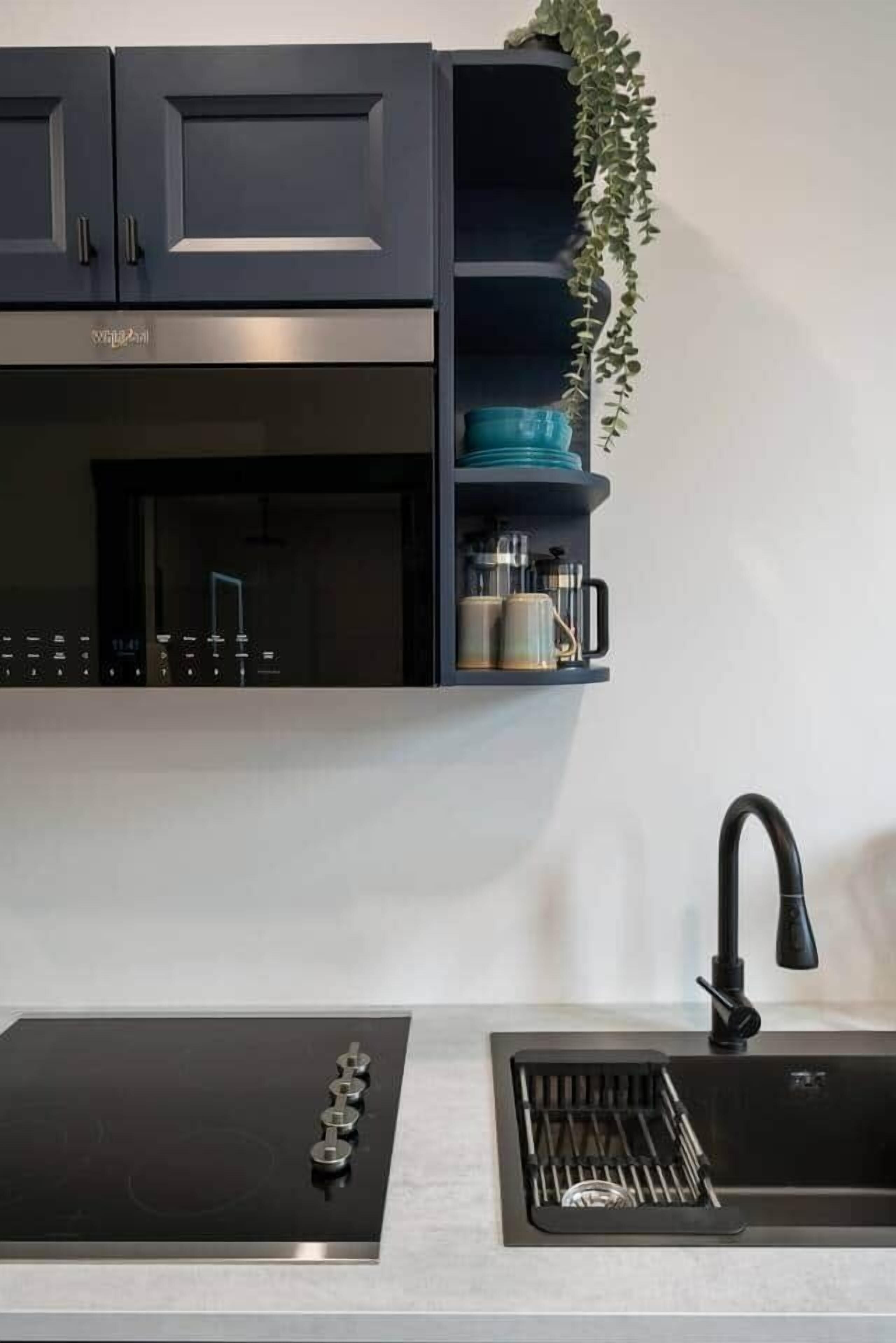 Réfrigérateur, micro-ondes, plaque de cuisson, grille-pain