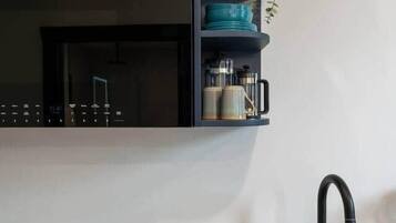 Réfrigérateur, micro-ondes, plaque de cuisson, grille-pain