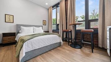 Planxa i posts de planxar, wifi i roba de llit