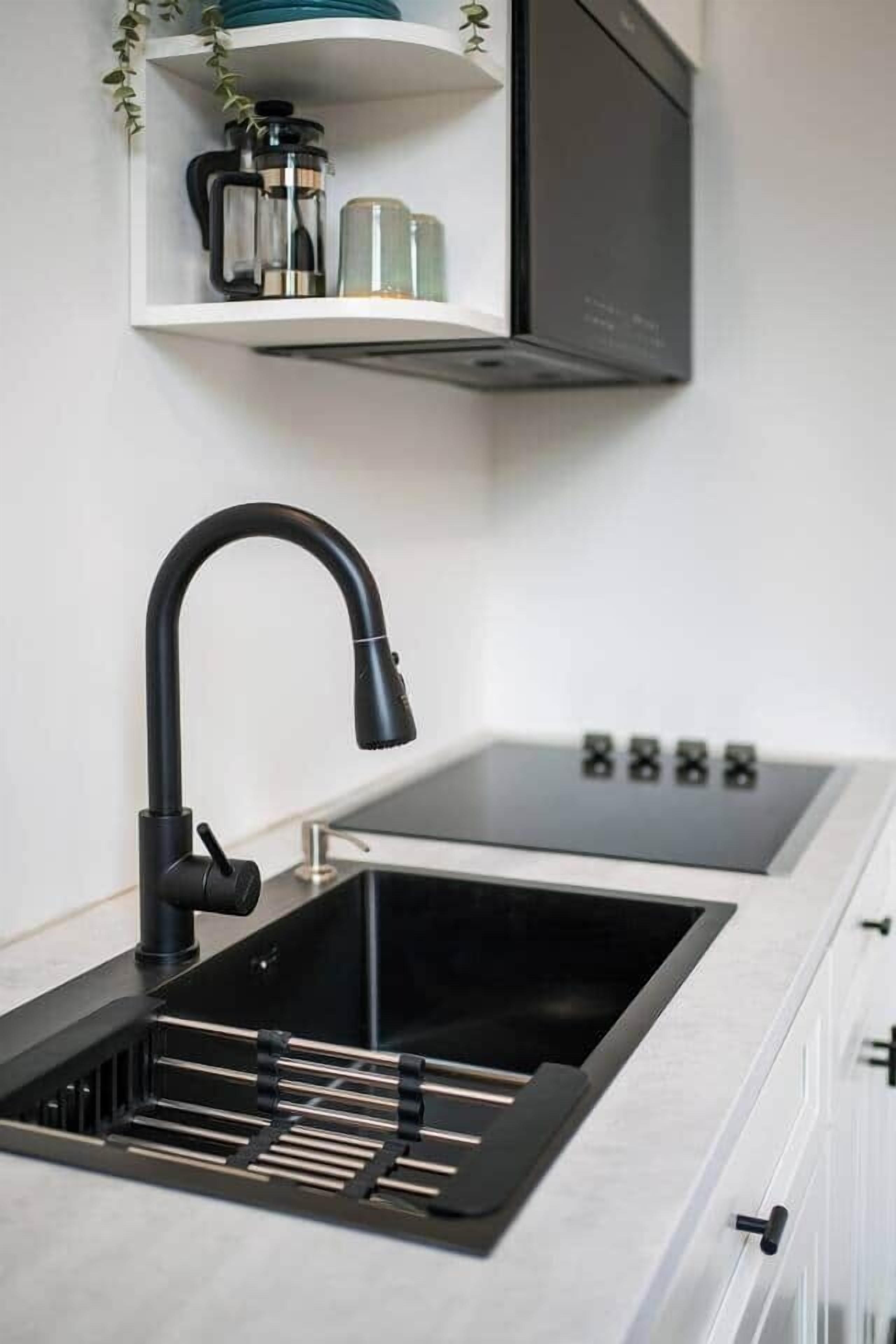 Réfrigérateur, micro-ondes, plaque de cuisson, grille-pain