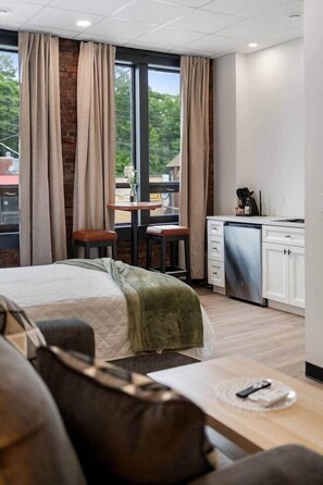 Tabla de planchar con plancha, wifi y ropa de cama 