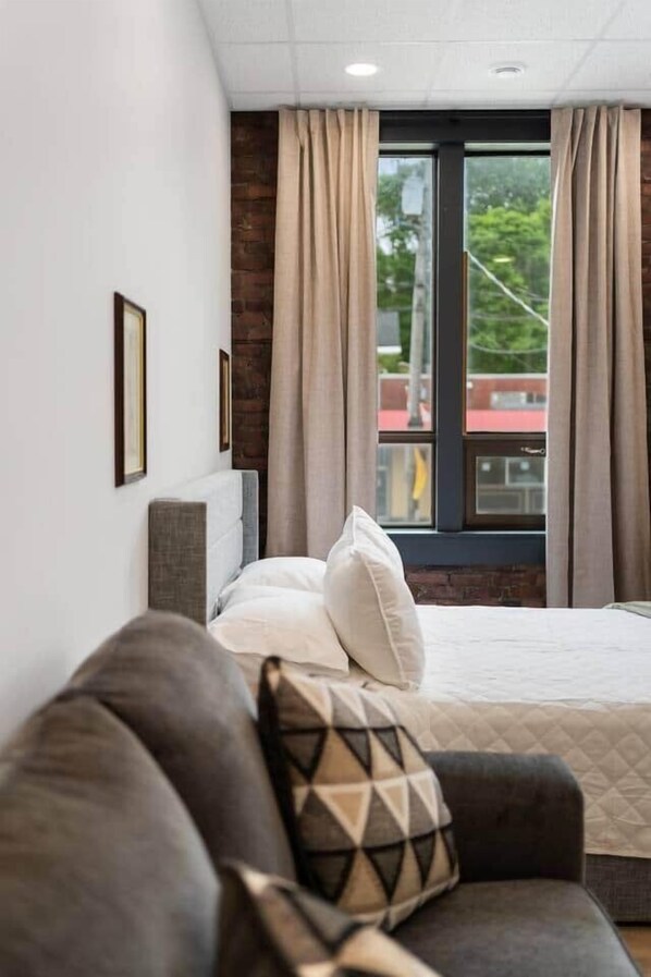 Tabla de planchar con plancha, wifi y ropa de cama 