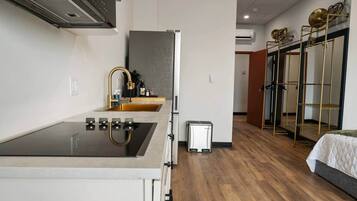 Réfrigérateur, micro-ondes, plaque de cuisson, grille-pain