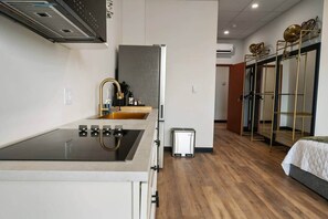 Refrigerador, microondas, parrilla de estufa y tostadora 