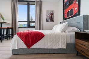 Tabla de planchar con plancha, wifi, ropa de cama