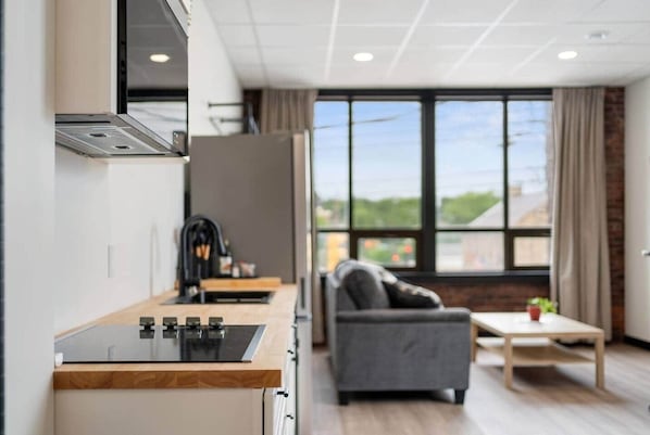 Refrigerador, microondas, parrilla de estufa y tostadora 