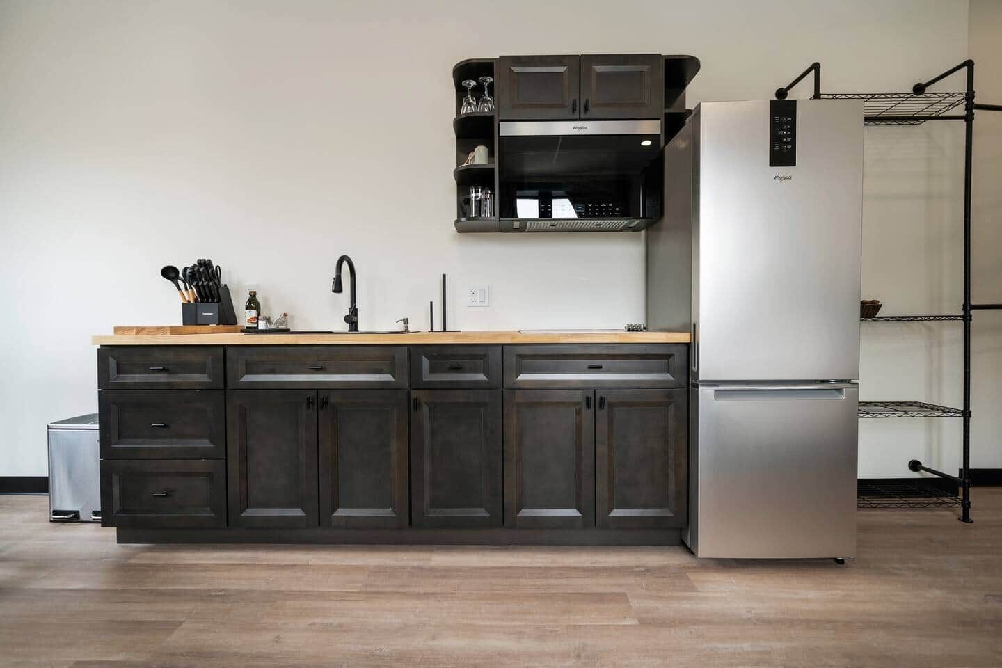 Réfrigérateur, micro-ondes, plaque de cuisson, grille-pain