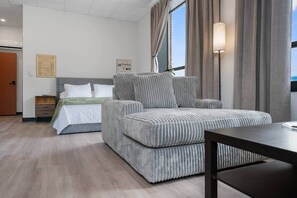 Iron/ironing board, WiFi, bed sheets - The Library @TheMillRowsSuites (New Glasgow)