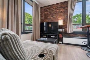 Iron/ironing board, WiFi, bed sheets - The Library @TheMillRowsSuites (New Glasgow)