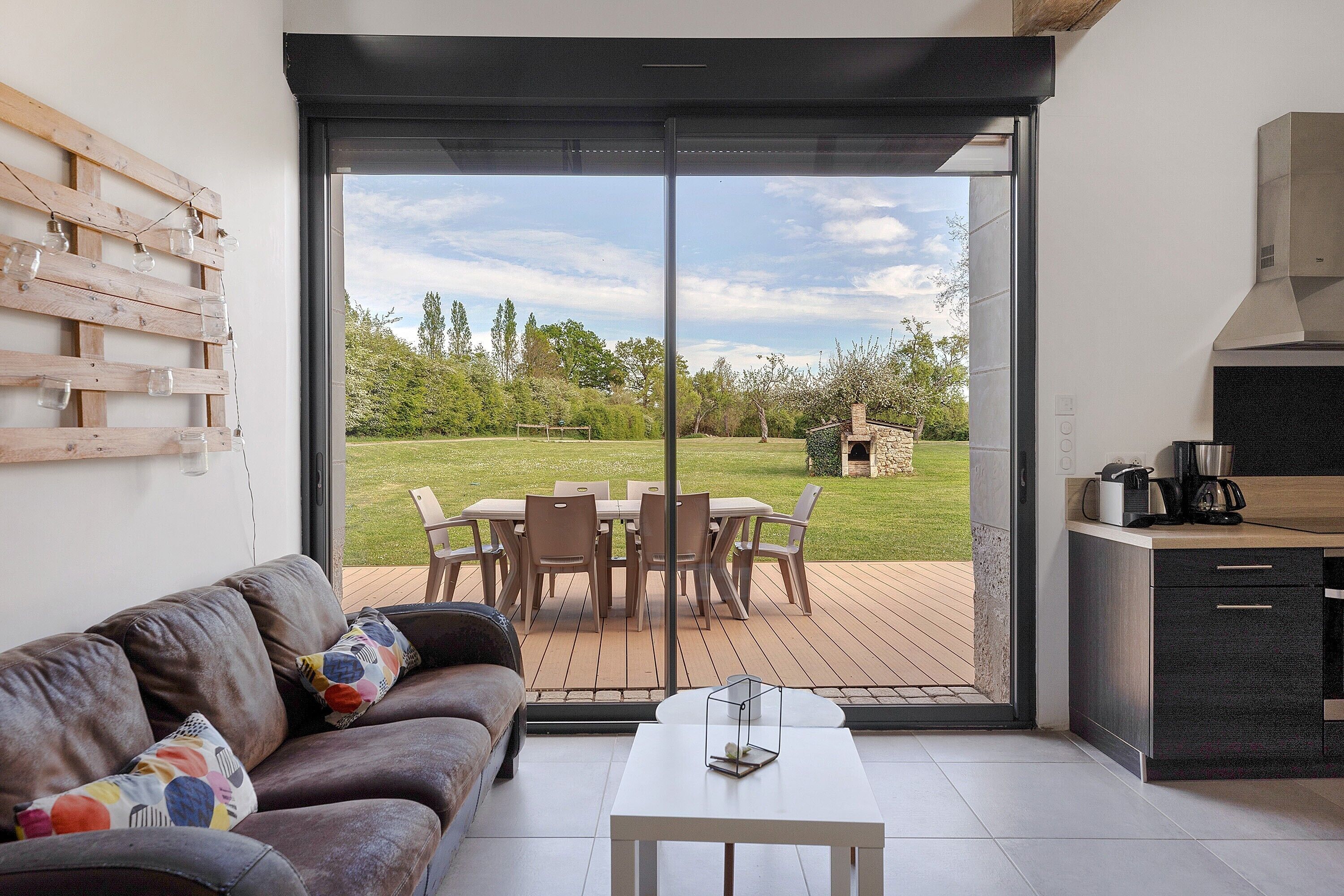 Tv, dvd-spelare och ett bordtennisbord