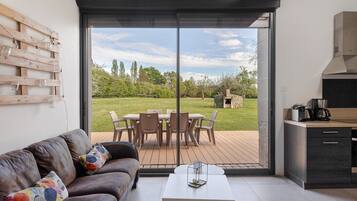 Tv, dvd-spelare och ett bordtennisbord