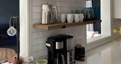 “Not the Ritz”, 2 mi Macon DT , very private fenced yard, off street parking!