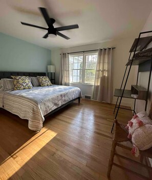 4 bedrooms, desk, iron/ironing board, WiFi