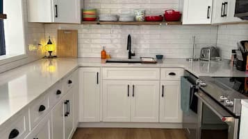 Réfrigérateur, four à micro-ondes, un four, surface de cuisson