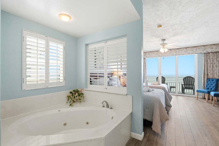 Breathtaking 2-br Oceanfront Haven With 3 Private Balconies At The Wyndham Oceanwalk - Ormond Beach, FL