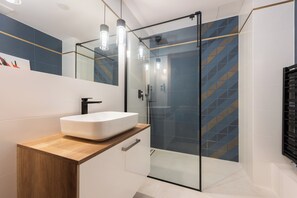 Deluxe Studio, City View | Bathroom - Flatbook - City Center Deo Plaza Studio (Gdańsk)