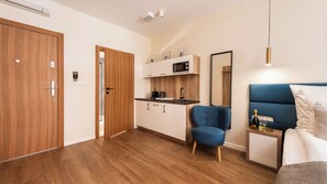 Deluxe Studio, City View | In-room dining - Flatbook - City Center Deo Plaza Studio (Gdańsk)