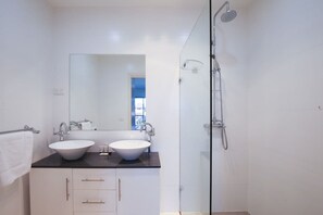 Bathroom - Spacious Flat With Parking & Dedicated EV Station (Batemans Bay)
