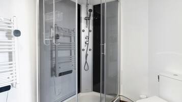 Douche, serviettes fournies