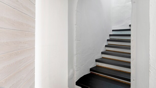 A staircase with white walls and wooden flooring. - The Cocon Room with Wi-Fi (Frossay)