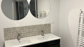 Een douche, handdoeken