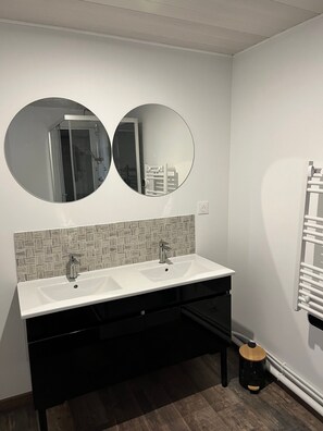 Shower, towels - The Cocon Room with Wi-Fi (Frossay)