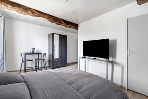 1 bedroom, WiFi, bed sheets - “Beehive Nest” Room with Wi-Fi (Frossay)