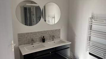 Een douche, handdoeken