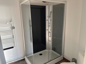 Een douche, handdoeken