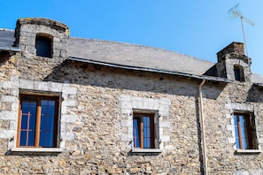 A stone building with two windows and a chimney. - “Beehive Nest” Room with Wi-Fi (Frossay)
