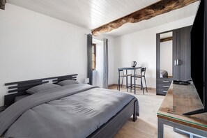 1 bedroom, WiFi, bed sheets - “Beehive Nest” Room with Wi-Fi (Frossay)