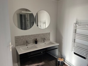 Shower, towels - Beehive Room in Historic Village House (Frossay)