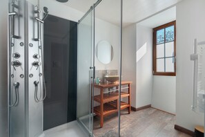 Een douche, handdoeken