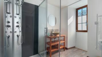 Douche, serviettes fournies