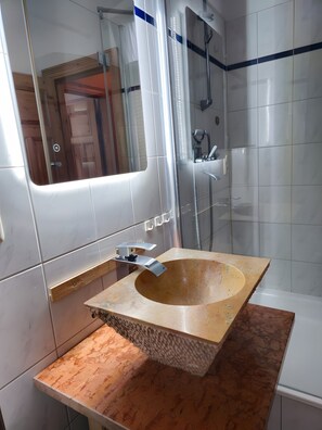 Dusche, Haartrockner, Handtücher