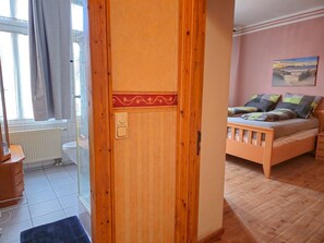 3 عدّة غرف نوم وواي فاي وملاءات أسرّة