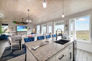 Interior - This stunning 5 bedroom and 4 bath townhome offers luxurious features, including (Port Aransas)