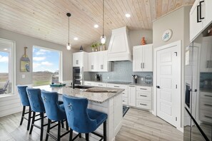 Fridge, microwave, oven, stovetop - This stunning 5 bedroom and 4 bath townhome offers luxurious features, including (Port Aransas)