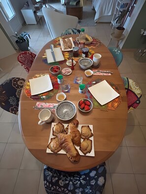 Dining - Guest Room “La Gâtine” with Pool, Terrace & Wi-Fi in Rochecorbon (Rochecorbon)